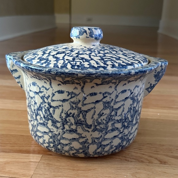 Robinson Ransbottom Pottery Co. Roseville Ohio Pot with Lid 1.5 Qt. Blue Cream - Picture 1 of 13